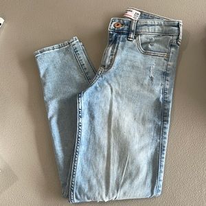 Abercrombie Kids High-Rise Mini Mom Jeans Size 11/12 Slim in great condition.
